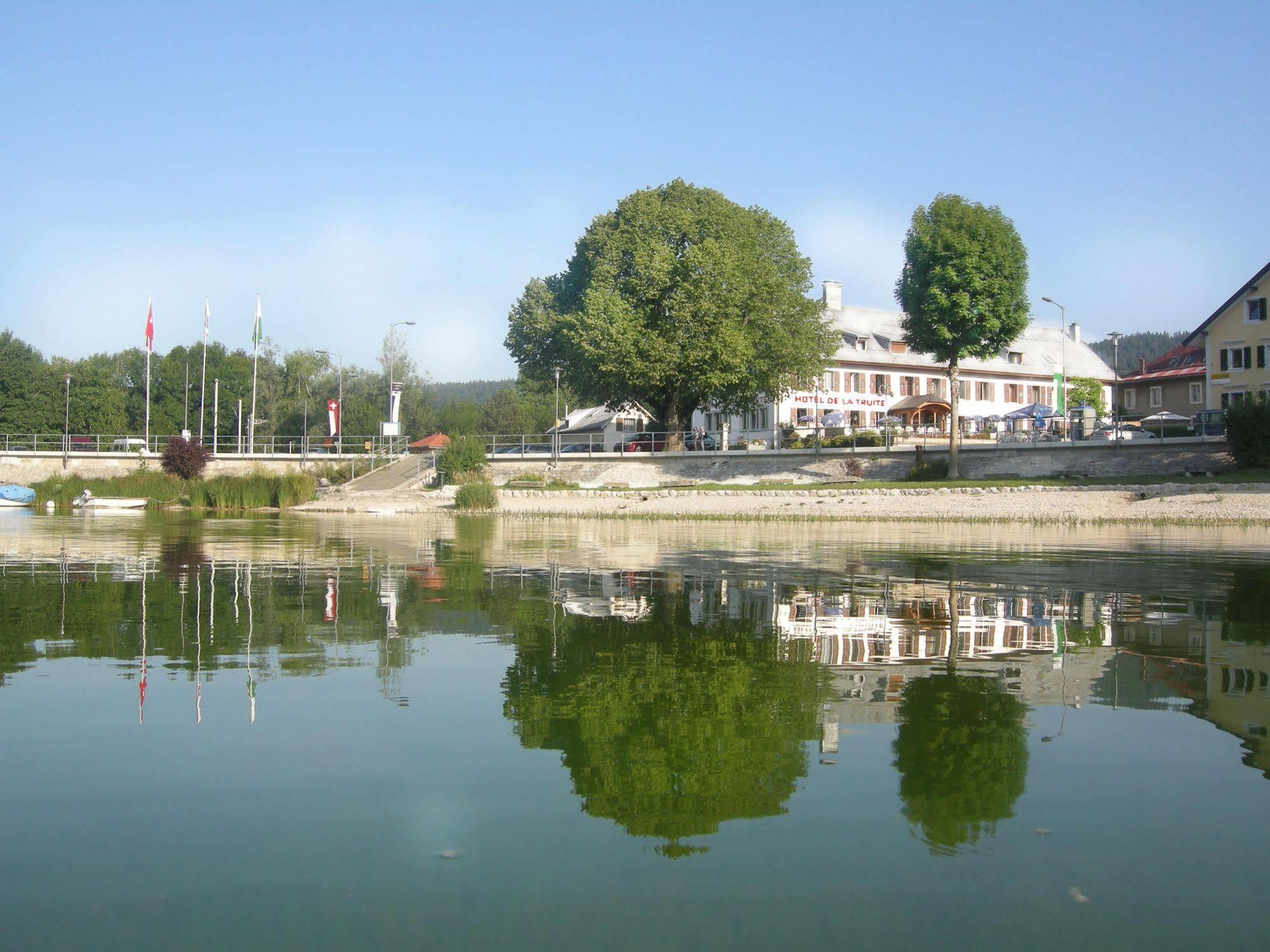 Hotel De La Truite & Spa Le Petit Nautilus Le Pont Esterno foto
